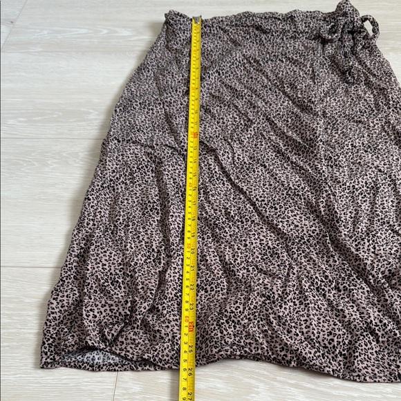 3/$10 URBAN Romantics Black and Tan Wrap Pencil Skirt - Picture 5 of 6